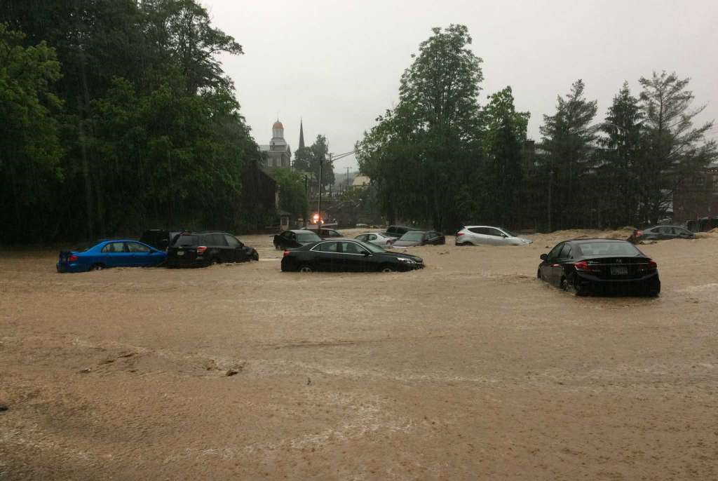 Nước lũ bất ngờ bủa vây thành phố Mỹ, cuốn phăng nhiều ôtô